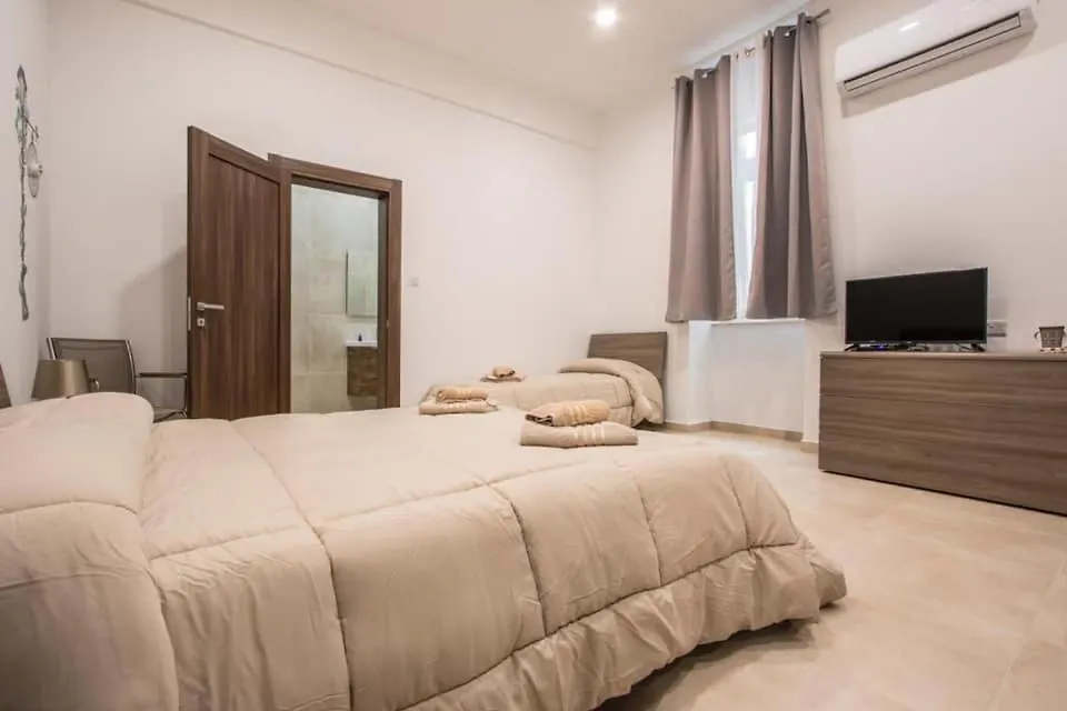 Sliema Central Seafront O'Clock B&B Malta Bed & Breakfast